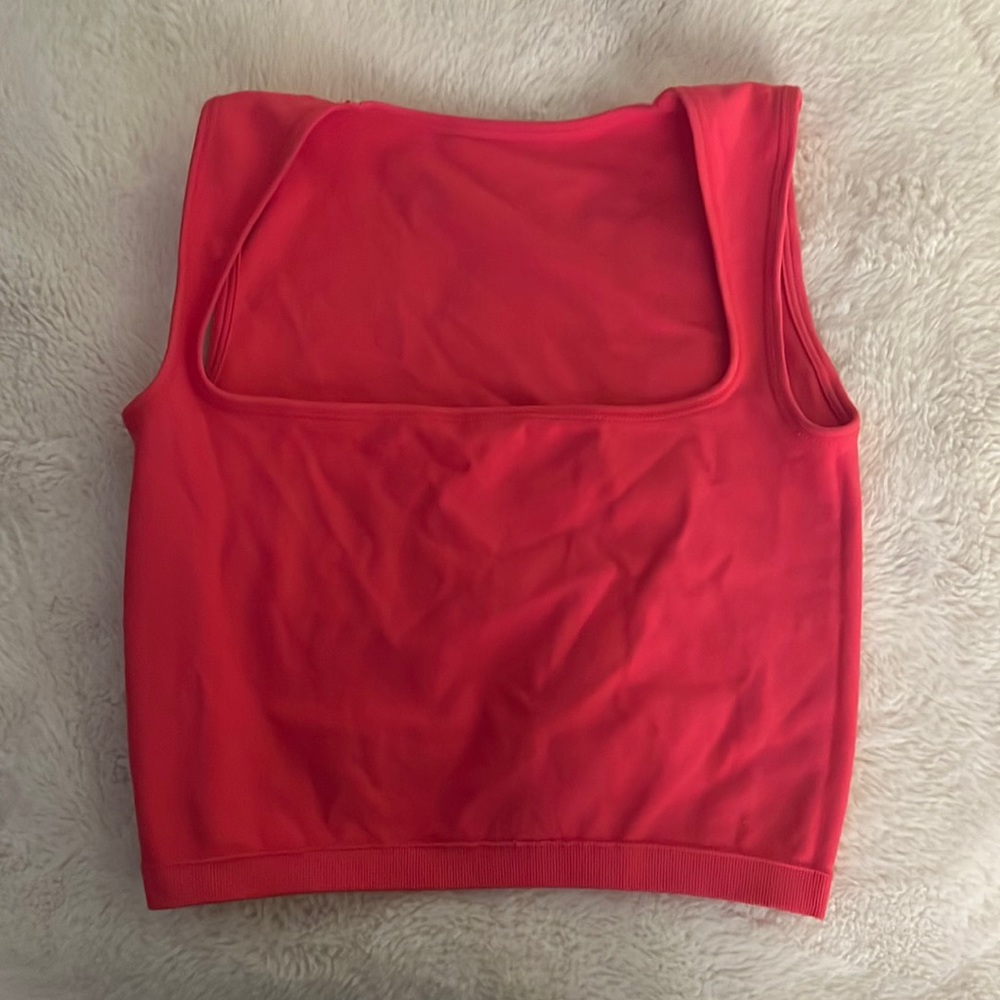Bright pink cropped tight top with wide neckline 🩷
